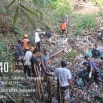 Pembersihan Meterial Pohon Bambu di Sungai Yeh Enu dan di seputaran Pura Dalem Serongga, Br.Dinas Sakeh, Desa Sudimara